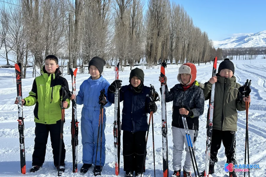 Швейцарский проект WTK, реализуемый Хельветас Кыргызстан в целях поддержки и расширения доступа к зимним активностям, вручил партнерам комплекты беговых лыж.