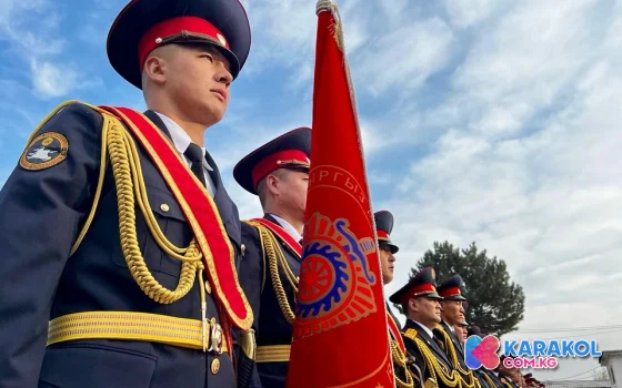 Сегодня в УВД Иссык-Кульской области прошла торжественная церемония, на которой новые сотрудники принесли присягу, подтверждая свою преданность службе и готовность выполнять свои обязанности.