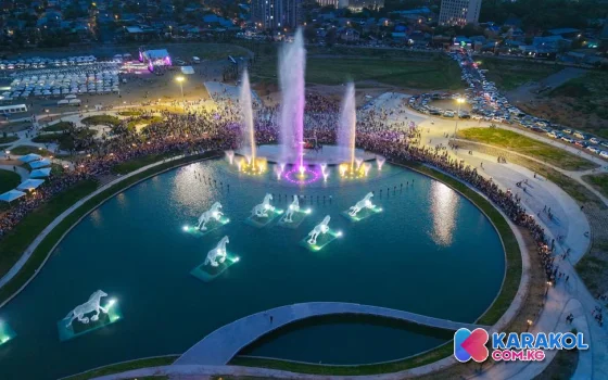 БИШКЕК ШААРЫНЫН ТУРГУНДАРЫ ROYAL CENTRAL PARKТА МУЗЫКАЛЫК ФОНТАН ШОУГА КҮБӨ БОЛДУ